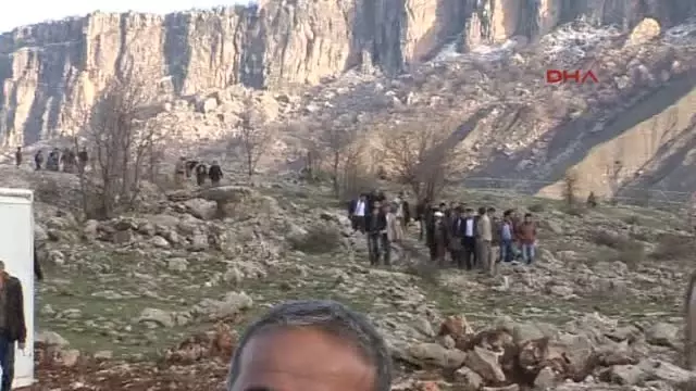 Sınırda Ak Partili Belediye Başkanı İçin Kutlama Sınırda Ak Partili Belediye Başkanı İçin Kutlama