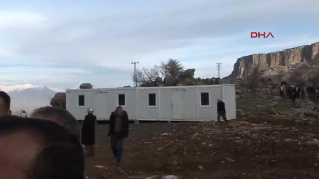 Sınırda Ak Partili Belediye Başkanı İçin Kutlama Sınırda Ak Partili Belediye Başkanı İçin Kutlama