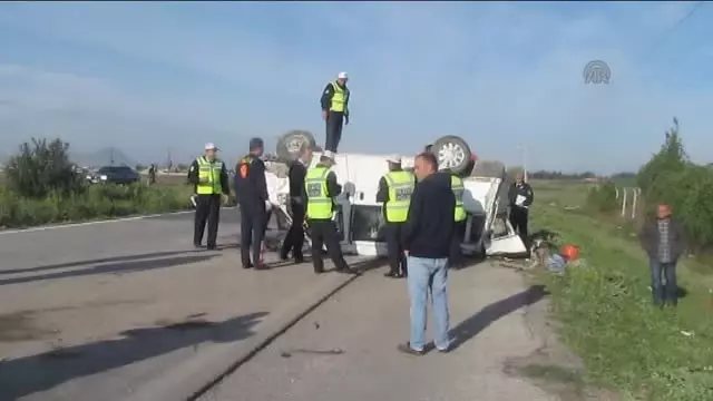 Ceyhan'da İşçileri Taşıyan Minibüs Devrildi: 13 Yaralı Ceyhan'da İşçileri Taşıyan Minibüs Devrildi: 13 Yaralı