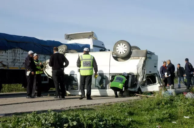 Ceyhan'da Minibüs Devrildi: 13 Yaralı Ceyhan'da Minibüs Devrildi: 13 Yaralı
