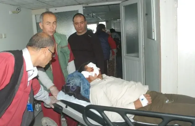 Tarım İşçilerini Taşıyan Minibüs Takla Attı: 13 Yaralı Tarım İşçilerini Taşıyan Minibüs Takla Attı: 13 Yaralı