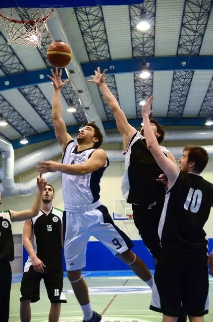 Yaşar'lı Basketbolcular Şampiyonluğa Koşuyor Yaşar'lı Basketbolcular Şampiyonluğa Koşuyor