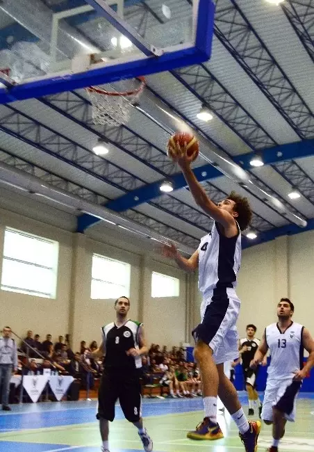 Yaşar'lı Basketbolcular Şampiyonluğa Koşuyor Yaşar'lı Basketbolcular Şampiyonluğa Koşuyor