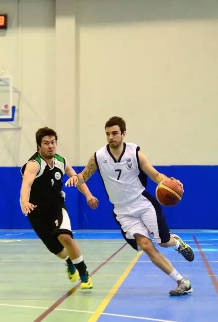 Yaşar'lı Basketbolcular Şampiyonluğa Koşuyor Yaşar'lı Basketbolcular Şampiyonluğa Koşuyor