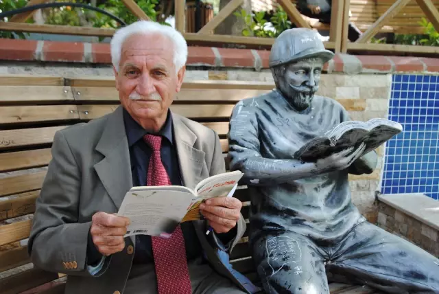 Emekli Öğretmen Yılmaz, Günde 7 Saat Kitap Okuyor Emekli Öğretmen Yılmaz, Günde 7 Saat Kitap Okuyor
