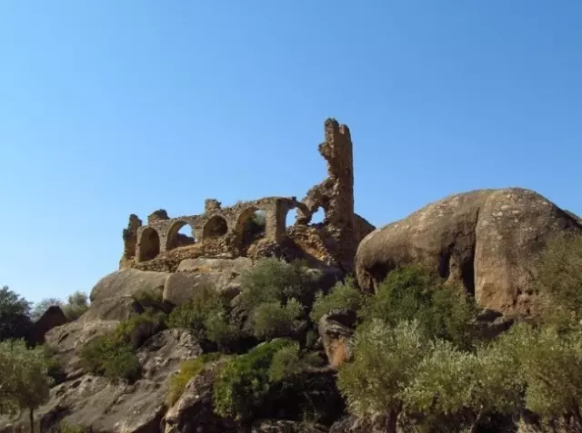 10. Yüzyıldan Kalma Yediler Manastırının Kulesi Çöktü