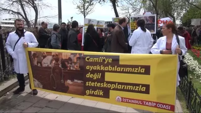 Dolmabahçe Camii Önününde Doktor Eylemi