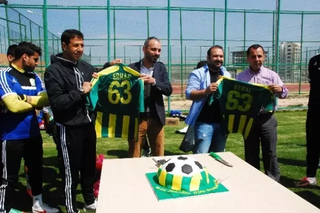 Futbolculara Top Şeklinde Pasta Sürprizi Spor