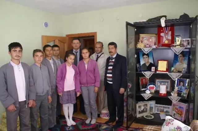 Şehit Düştüğü Günü Unutmadılar