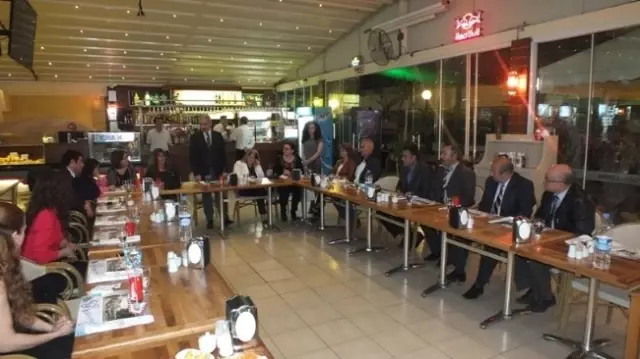 Kuşadası'nda Özel İdare Personeline Veda Yemeği Kuşadası'nda Özel İdare Personeline Veda Yemeği