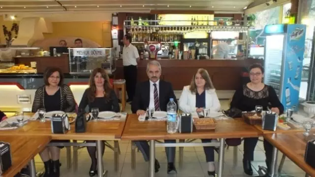 Kuşadası'nda Özel İdare Personeline Veda Yemeği Kuşadası'nda Özel İdare Personeline Veda Yemeği