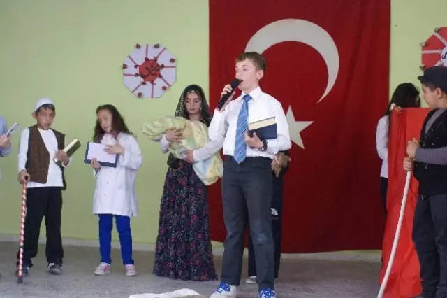 Kırka Mehmet Akif Ersoy Ortaokulu Öğrencilerinden Kutlu Doğum Etkinliği Kırka Mehmet Akif Ersoy Ortaokulu Öğrencilerinden Kutlu Doğum Etkinliği