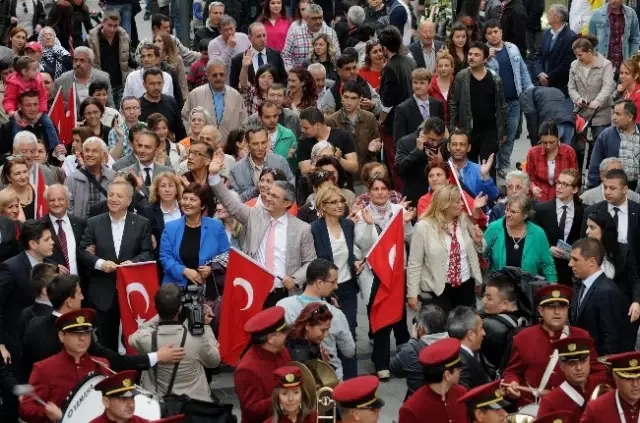 23 Nisan Coşkusu Karşıyaka'yı Sardı 23 Nisan Coşkusu Karşıyaka'yı Sardı