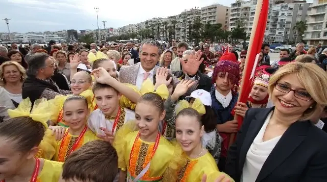 23 Nisan Coşkusu Karşıyaka'yı Sardı 23 Nisan Coşkusu Karşıyaka'yı Sardı