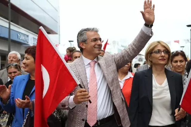 23 Nisan Coşkusu Karşıyaka'yı Sardı 23 Nisan Coşkusu Karşıyaka'yı Sardı