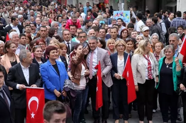 23 Nisan Coşkusu Karşıyaka'yı Sardı 23 Nisan Coşkusu Karşıyaka'yı Sardı