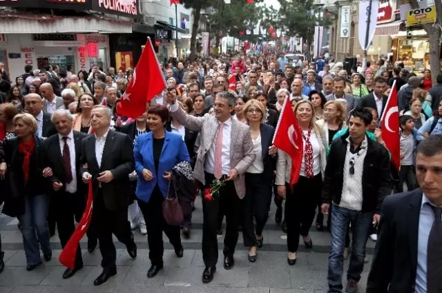 23 Nisan Coşkusu Karşıyaka'yı Sardı 23 Nisan Coşkusu Karşıyaka'yı Sardı