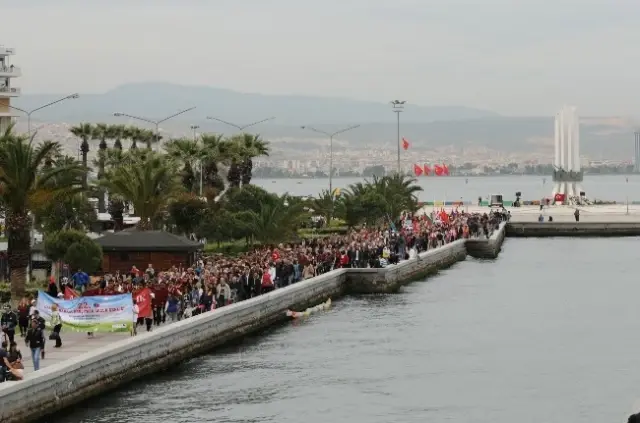23 Nisan Coşkusu Karşıyaka'yı Sardı 23 Nisan Coşkusu Karşıyaka'yı Sardı