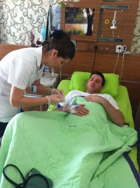 Kosovalı Gencin Böbreğinden Bir Kavanoz Taş Çıktı Kosovalı Gencin Böbreğinden Bir Kavanoz Taş Çıktı