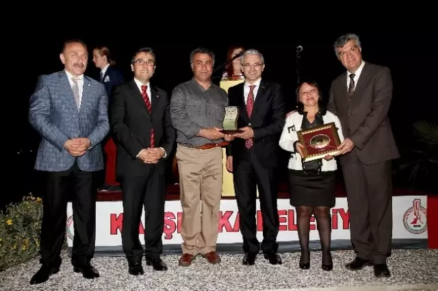 Karşıyaka'ya Şarkılarla Veda Ettiler Karşıyaka'ya Şarkılarla Veda Ettiler