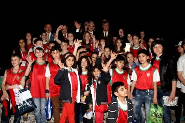 Karşıyaka'ya Şarkılarla Veda Ettiler Karşıyaka'ya Şarkılarla Veda Ettiler