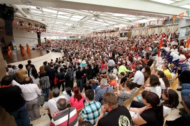 Karşıyaka'ya Şarkılarla Veda Ettiler Karşıyaka'ya Şarkılarla Veda Ettiler