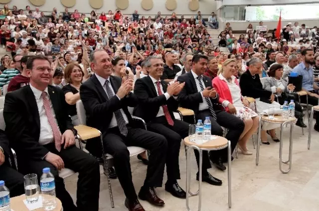 Karşıyaka'ya Şarkılarla Veda Ettiler Karşıyaka'ya Şarkılarla Veda Ettiler