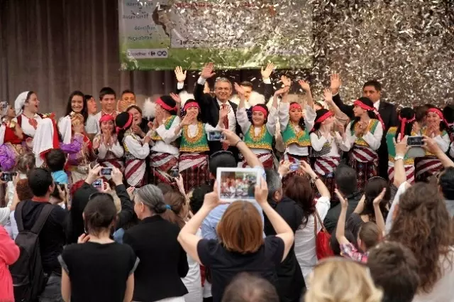 Karşıyaka'ya Şarkılarla Veda Ettiler Karşıyaka'ya Şarkılarla Veda Ettiler