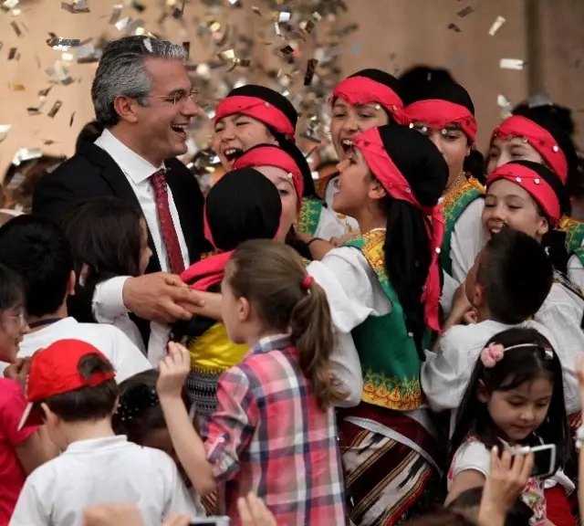 Karşıyaka'ya Şarkılarla Veda Ettiler Karşıyaka'ya Şarkılarla Veda Ettiler