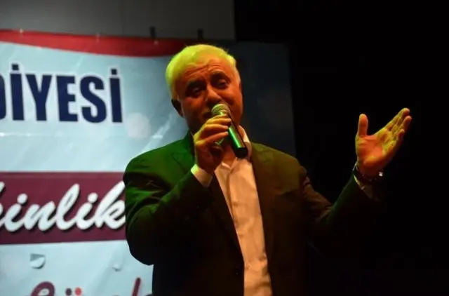 Nihat Hatipoğlu Sevgisi Salona Sığmadı Nihat Hatipoğlu Sevgisi Salona Sığmadı
