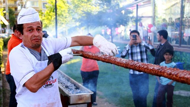 Diyarbakırlılar 21 Metrelik Adana Kebabı 5 Dakikada