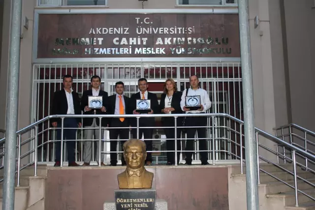 Laboratuvar Teknikerleri: Hizmet Vermede Temel İlkemiz İnsana Saygı Laboratuvar Teknikerleri: Hizmet Vermede Temel İlkemiz İnsana Saygı