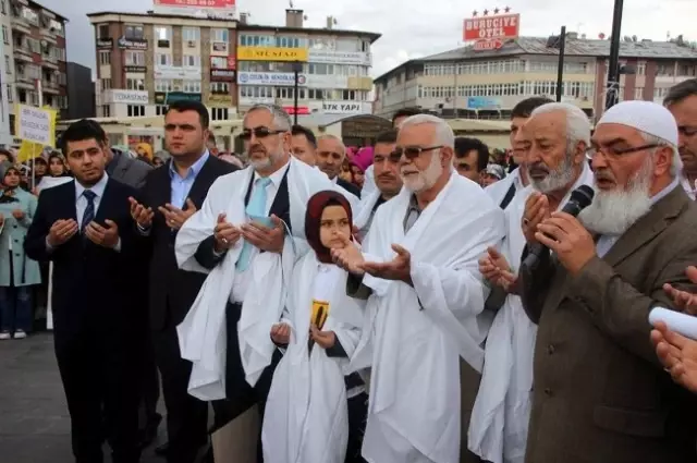 Sivas'ta 'Kefenli' Mısır Protestosu Sivas'ta 'Kefenli' Mısır Protestosu