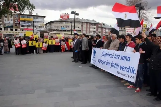 Sivas'ta 'Kefenli' Mısır Protestosu Sivas'ta 'Kefenli' Mısır Protestosu