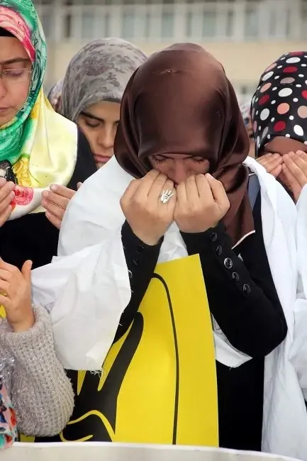 Sivas'ta 'Kefenli' Mısır Protestosu Sivas'ta 'Kefenli' Mısır Protestosu