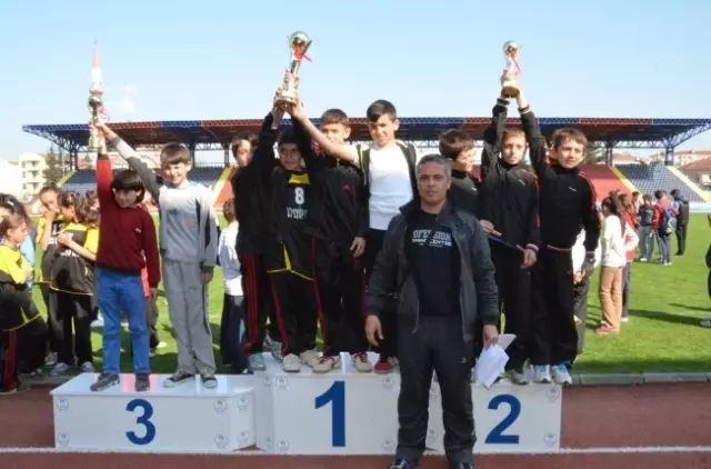 Düzce'de Puanlı Atletizm Yarışmaları Yapıldı Düzce'de Puanlı Atletizm Yarışmaları Yapıldı