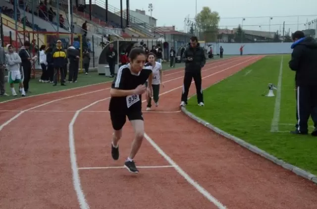 Düzce'de Puanlı Atletizm Yarışmaları Yapıldı Düzce'de Puanlı Atletizm Yarışmaları Yapıldı