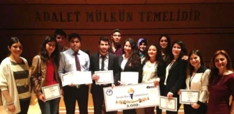 İzmir Üniversitesi Öğrencileri Farazi Dava Yarışmasında Şampiyon Oldu