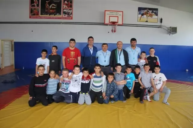 Korkuteli'de Güreş Seçmeleri Yapıldı Korkuteli'de Güreş Seçmeleri Yapıldı
