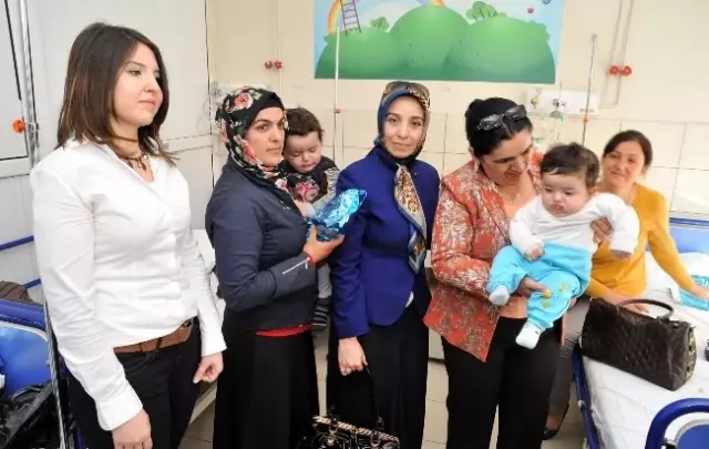Protokol Eşlerinden Kadın Doğum ve Çocuk Servisine Ziyaret
