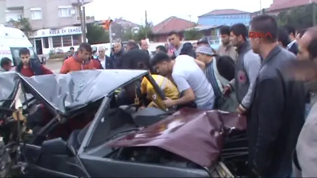Manisa'da Kamyon Otomobile Çarptı: 1'i Ağır 4 Yaralı Manisa'da Kamyon Otomobile Çarptı: 1'i Ağır 4 Yaralı
