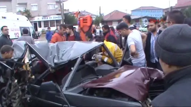 Manisa'da Kamyon Otomobile Çarptı: 1'i Ağır 4 Yaralı Manisa'da Kamyon Otomobile Çarptı: 1'i Ağır 4 Yaralı
