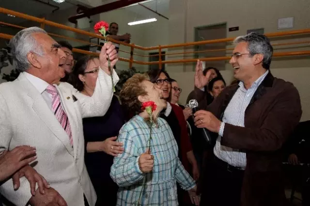 Akpınar'dan Huzurevine Anlamlı Ziyaret Akpınar'dan Huzurevine Anlamlı Ziyaret