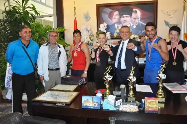 Şampiyonlardan Başkan Kayalı'ya Ziyaret Şampiyonlardan Başkan Kayalı'ya Ziyaret