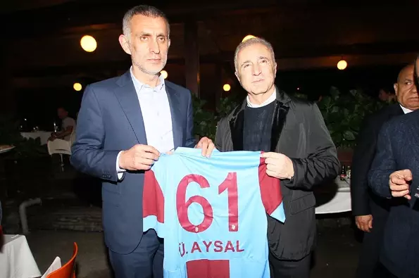 Trabzonspor'da Yönetim, Galatasaray Yönetim Kurulu'na Yemek Verdi Trabzonspor'da Yönetim, Galatasaray Yönetim Kurulu'na Yemek Verdi