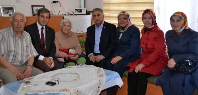 Başkan Özkan Anneler Gününde Karanfil Dağıttı