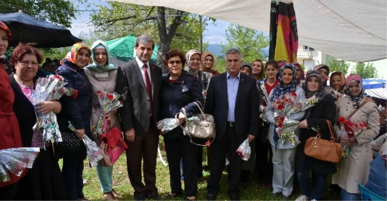 Başkan Özkan Anneler Gününde Karanfil Dağıttı