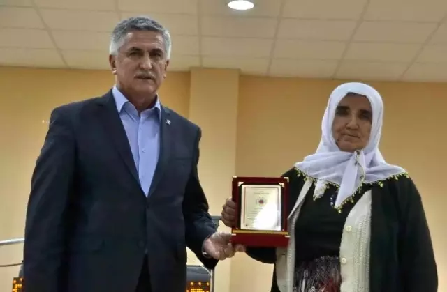 Hayatlarını Engelli Çocuklarına Adayan Annelere Ödül