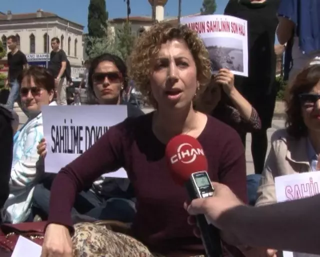 Belediyeyi Protesto İçin, Plaj Havlusunu Belediye Önüne Serip Güneşlendiler
