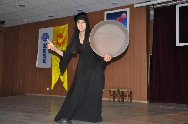 Derik'te Kürtçe Tiyatro Sahnelendi Derik'te Kürtçe Tiyatro Sahnelendi